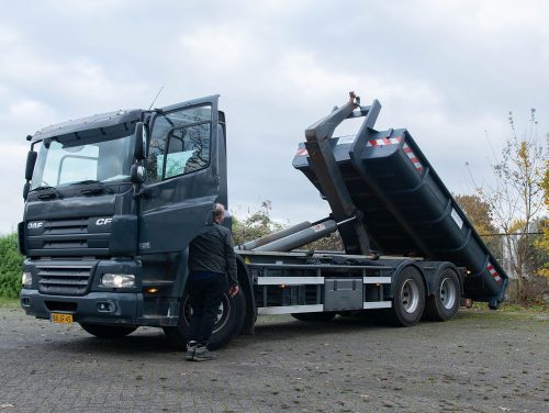 vrachtwagen met kiepende laadbak