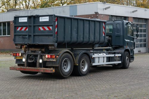 container geladen op vrachtwagen