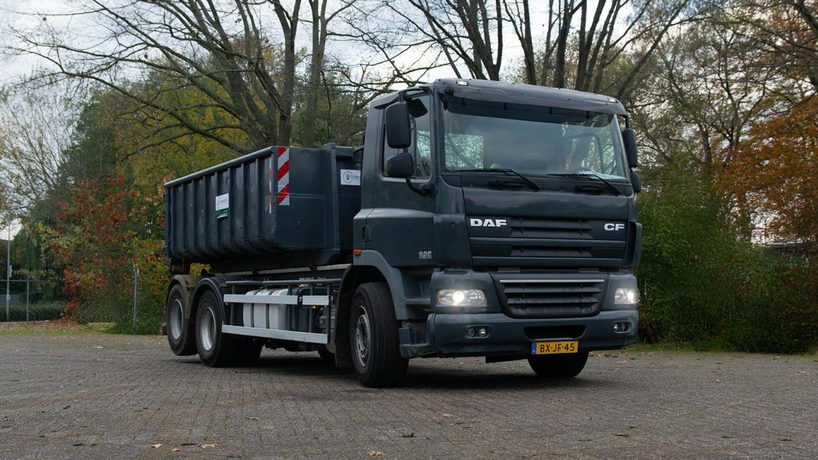 container op vrachtwagen van m clean service
