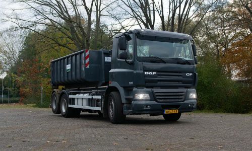 container op vrachtwagen van m clean service